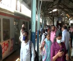 Coronavirus | कोरोनाच्या पार्श्वभूमीवर पश्चिम रेल्वेवरील एसी लोकल बंद | ABP Majha