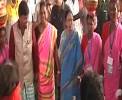 'সংস্কৃতির সঙ্গে গণবিবাহের বিষয়টি মেলে না', মুখ্যমন্ত্রীর অনুষ্ঠান মঞ্চের অনতিদূরে ঝাড়খণ্ড দিশম পার্টির প্রতিবাদ