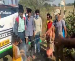 Coronavirus Effect | उदगीरमध्ये मुंबई-पुण्याहून येणाऱ्यांवर बसमधून उतरवून फवारणी | ABP Majha 