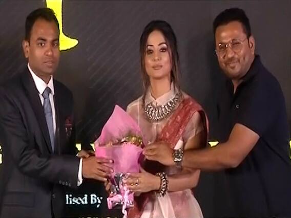 Hina Khan bestowed upon with Iconic Woman of the year award