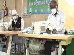 कोरोना से लड़ाई में रेलवे की बड़ी मदद, लखनऊ की कैरिज फैक्ट्री में बनाए जा रहे सैनिटाइजर और मास्क