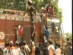 वायरस के वार से ज्यादा 'मजबूरी के मुसाफिरों' पर 'भूख' का प्रहार