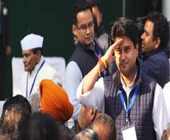 কংগ্রেসকে নিশানা সিন্ধিয়ার, পার্থ-শমীকের আক্রমণ বিজেপিকে; মধ্যবিত্তের সঞ্চয়ে কোপ ও অন্যান্য খবর 