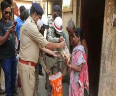 খাদ্যসামগ্রী বিলি থেকে হাসপাতালে পৌঁছে দেওয়া, লকডাউনে সাধারণ মানুষের পাশে পুলিশ