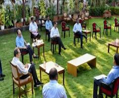 Coronavirus | Social Distancing | मुख्यमंत्र्यांच्या बैठकीत सोशल डिस्टन्सिंगचं पालन