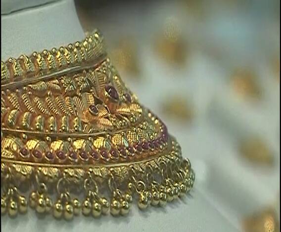 Coronavirus Effect On Gold | शेअर बाजारात ऐतिहासिक घसरण, सोन्याच्या दरातही घट