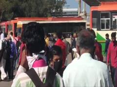 Lock Down 4th Day: गाजियाबाद के लाल कुंआ इलाके में लोगों की भारी भीड़, पैदल ही लौट रहे घर