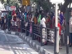 ગુજરાત લોકડાઉનઃ સુરતમાં અનાજની કીટ લેવા મોટી સંખ્યામાં ઉમટ્યા લોકો, લાગી લાંબી લાઇન