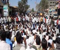 Farmer Protest | नाशिकमध्ये शेतकऱ्यांचा रास्तारोको, म्यानमारमधील मका आयात बंद करण्याची मागणी 