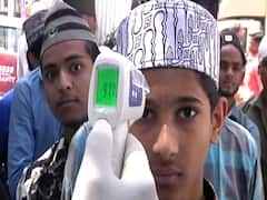 People gather in large numbers for Namaz amid Covid-19 scare | Master Stroke