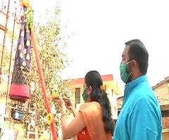 Gudi Padwa | नाशिकमध्ये अनोखी आणि लक्षवेधी गुढी; जनजागृतीसाठी गुढीला लावलं मास्क | ABP Majha