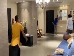 Hardik Pandya और Krunal Pandya ने घर के अंदर खेला क्रिकेट, वीडियो हुआ वायरल