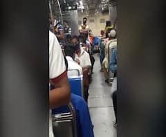 #JanataCurfew | कर्जतकडून मुंबईकडे जाणाऱ्या सकाळच्या 5:20च्या लोकलमध्ये प्रवाशांची गर्दी