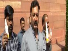 संसद भवन में सांसदों को बांटा गया सेनिटाइजर 