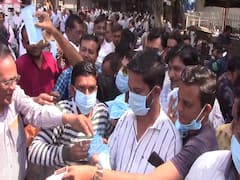 કોરોનાના કહેર વચ્ચે સુરતમાં લોકોને ફ્રી માસ્કનું વિતરણ કરાયું, જુઓ વીડિયો