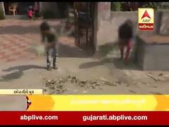 મુદ્દાની વાતઃ બાળકોના કુમળા હાથમાં પેન-પેન્સિલના બદલે ઝાડું, જુઓ અહેવાલ 