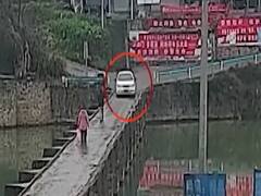 Viral Video: ड्राइविंग के वक्त मोबाइल चलाने से हुआ बड़ा हादसा