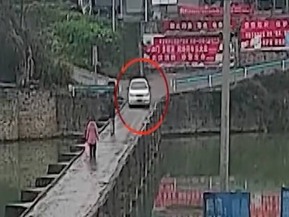 Viral Video: ड्राइविंग के वक्त मोबाइल चलाने से हुआ बड़ा हादसा