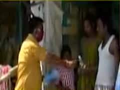 અમદાવાદઃ સિંગરવામાં ગ્રામ પંચાયતે ઘરે ઘરે કર્યું માસ્ક-સેનેટાઇઝરનું વિતરણ, જુઓ વીડિયો