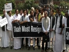 Delhi violence के खिलाफ संसद भवन परिसर में Rahul Gandhi का प्रदर्शन