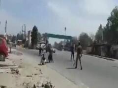 Lock Down: बदायूं में पैदल घर लौट रहे लोगों से पुलिस ने की बदसलूकी