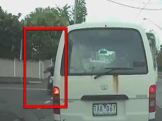 आज की वायरल खबरें: मेलबर्न में साइकिल सवार की कार से हुई टक्कर, बाल-बाल बची जान