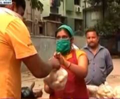 মাস্ক নেই, খালি হাতেই সরকারি নির্দেশ উপেক্ষা করে মিড ডে মিলের চাল, আলু বিলি স্কুলের 