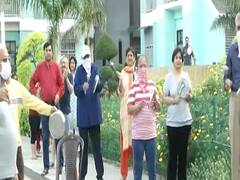 क्या बच्चे और क्या बूढ़े सबने मिलकर बढ़ाया देश के Corona fighters का हौसला