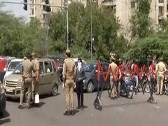 People traveling for non essential service argue with Police at Delhi-Noida border