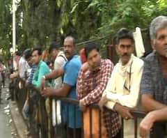 Tata Hospital समोरील रुग्णांकडे दुर्लक्ष, रुग्णांची नाश्त्यासाठी मोठी रांग