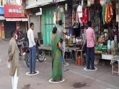 India Lockdown: People follow social distancing in Vadodara