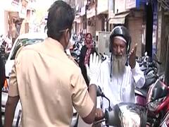 Mumbai police dispersing crowd ignoring lockdown