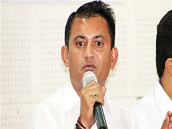 'રાતના અંધારામાં મુખ્યમંત્રીના બંગલે જનતાના પ્રતિનિધિઓને ખરીદવાનો નગ્ન નાચ રમાયો'