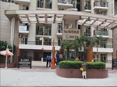 Ground Report: Gaur City में कोरोना को लेकर बरती जा रही कड़ी सावधानी, बाहरियों के प्रवेश पर पाबंदी