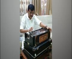 Coronavirus | ... जेव्हा संजय राऊत हार्मोनियम वाजवतात!