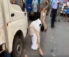 দেখুন: করোনা সতর্কতায় ফ্রি স্কুল স্ট্রিট বাজারে মমতা, রাস্তায় নিজেই এঁকে দিচ্ছেন ‘লক্ষ্মণরেখা’