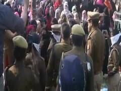 Lucknow: CAA के खिलाफ प्रदर्शन कर रही महिलाओं को हटाने पहुंची पुलिस, हुआ हंगामा