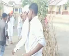 Holi Celebration 2020! अकोल्यात बंजारा समाजाची पारंपरिक होळी, 'लेंगीगीतां'च्या ठेक्यावर नृत्य!