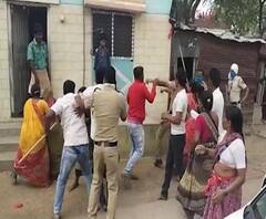 Curfew In Maharshtra | बीड | बाहेर थांबण्यास विरोध केल्याने टोळक्याकडून पोलिसांना विटांनी मारहाण 