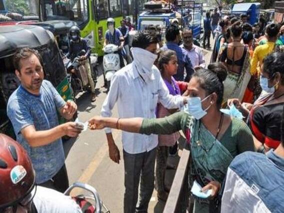 કોરોનાનો કહેરઃ ગાંધીનગરમાં રોડ પર મોટી સંખ્યામાં ઉમટી પડ્યા લોકો, પોલીસે હાથ જોડવા પડ્યા, જુઓ વીડિયો