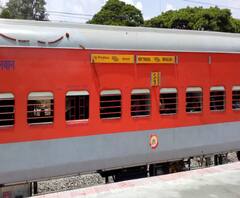 বেঙ্গালুরুর তিনসুকিয়া এক্সপ্রেস থেকে নামানো হলো এক যুবককে, করোনা? 