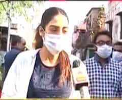 দেখুন : সকালে চেতলায় সি আই টি মার্কেটে পরিদর্শনে সাংসদ-অভিনেত্রী নুসরাত জাহান 