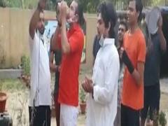 Tej Pratap Yadav blows conch, takes part in Janata curfew initiative