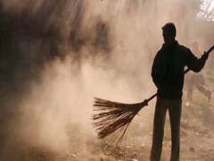 यूपी से लेकर एमपी तक लोगों ने कोरोना वॉरियर्स का फूलों से किया सम्मान