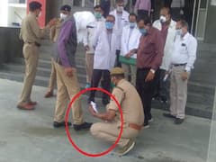 क्या कानपुर के डीएम ने सिपाही से साफ करवाया अपना जूता? देखिए | सच्चाई का सेंसेक्स