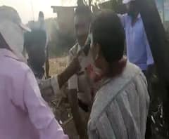 Latur Fight | लातूरमध्ये मद्यविक्रेत्याची सरपंचाला मारहाण, पोलिसांसमोरच काठीने डोकं फोडलं