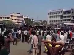 Surat: Powerloom factory workers flout lockdown norms