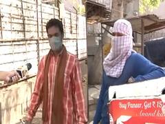 दिल्ली: सीलबंद इलाकों में सामान पहुंचा रहे लोगों का बड़ा आरोप- रास्ते में पुलिस को देने पड़ते हैं पैसे