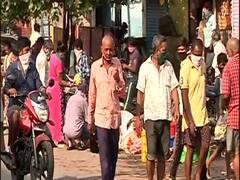 Mumbai: Dharavi में Lockdown नहीं मान रहे लोग, सब्जी खरीदने निकली भीड़