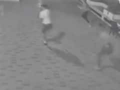 રાજકોટઃ પોલીસ આવતાં એપાર્ટમેન્ટમાં મચી દોડાદોડી, જુઓ વીડિયો